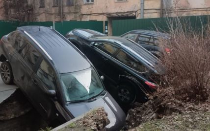 У центрі Києва три авто провалилися під асфальт (фото)