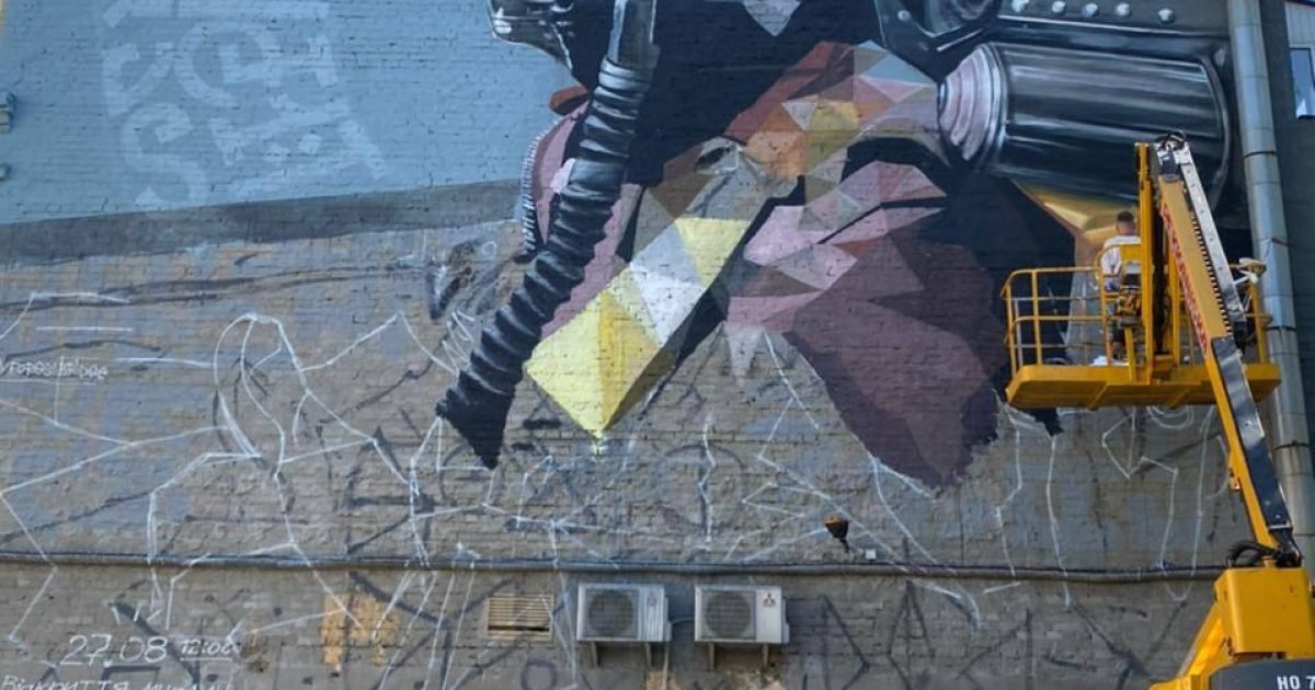 У столиці на Подолі з’явився новий мурал "Привид Києва" / © із соцмереж