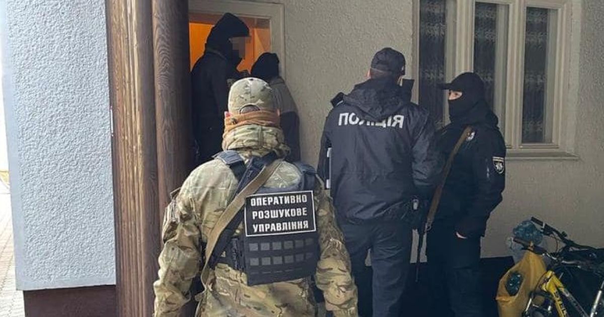 На Закарпатті прикордонники затримали чоловіка з посвідченням представника адміністрації Путіна: фото