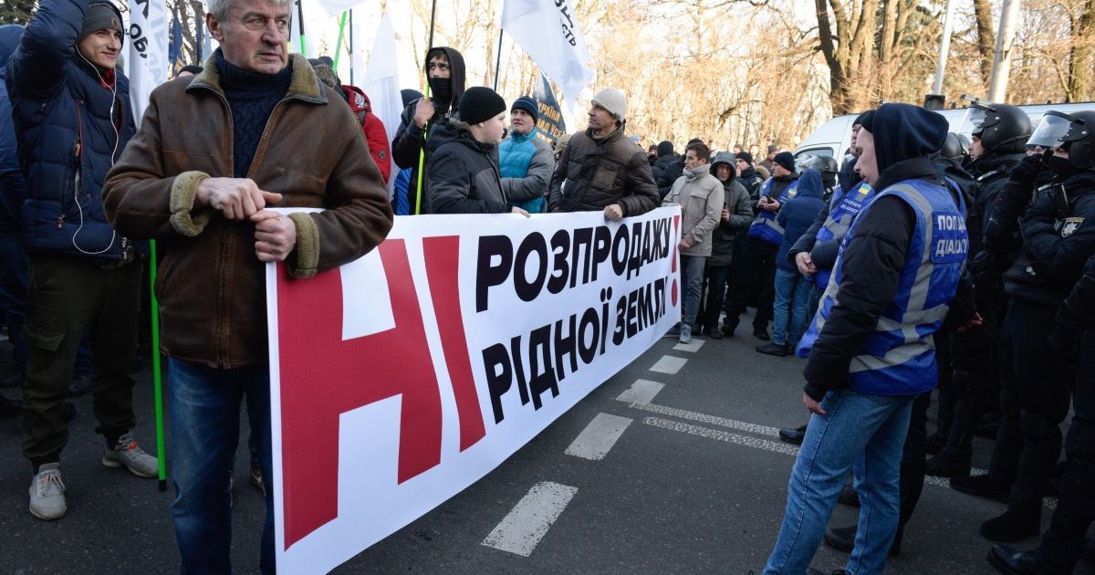 У Рады митингуют против продажи земли и против охотничьего собаководства