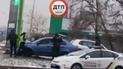 В Киеве водитель влетел в стелу автозаправки