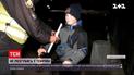 "Не розгубись у темряві": у Нікополі поліцейські клеять перехожим світловідбивні стрічки
