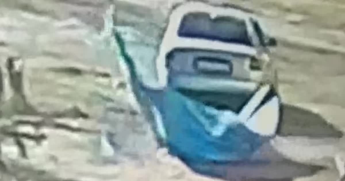 На Буковині четверо чоловіків причепили до машини агітаційний намет Тимошенко і втекли