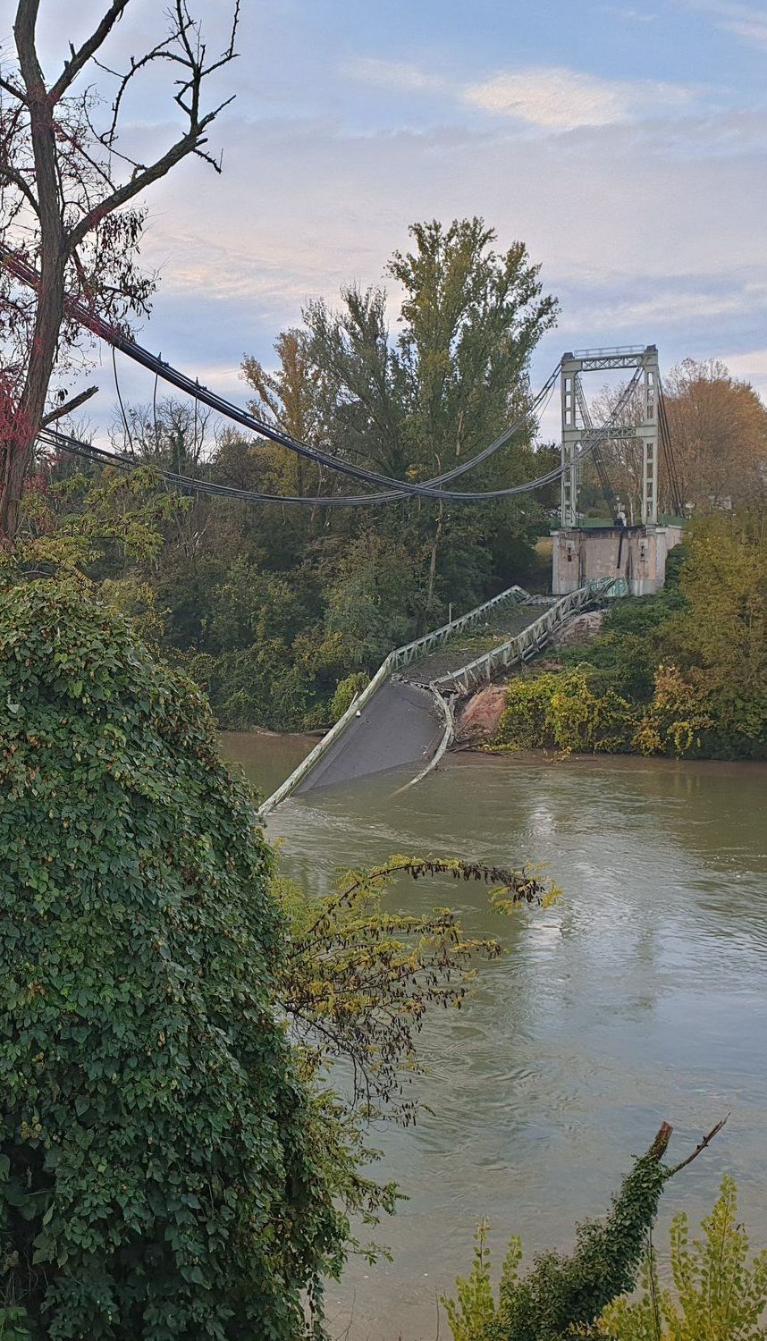Во Франции рухнул подвесной мост: погибла 15-летняя девушка
