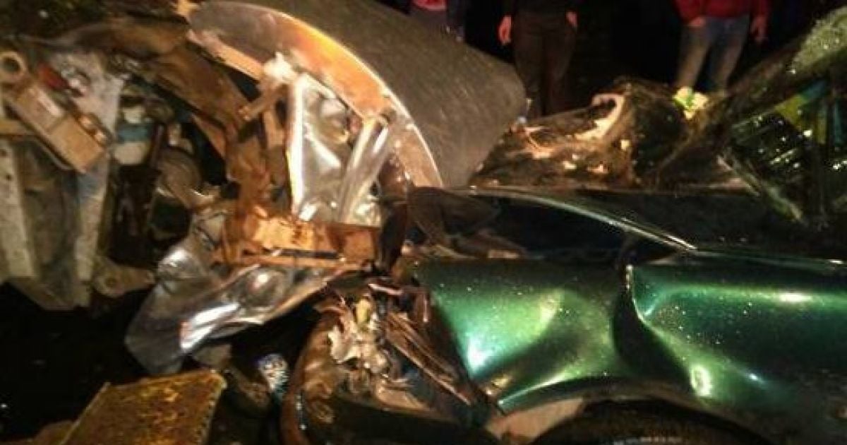 На Львовщине автомобиль смяло об мусоровоз: есть пострадавшие