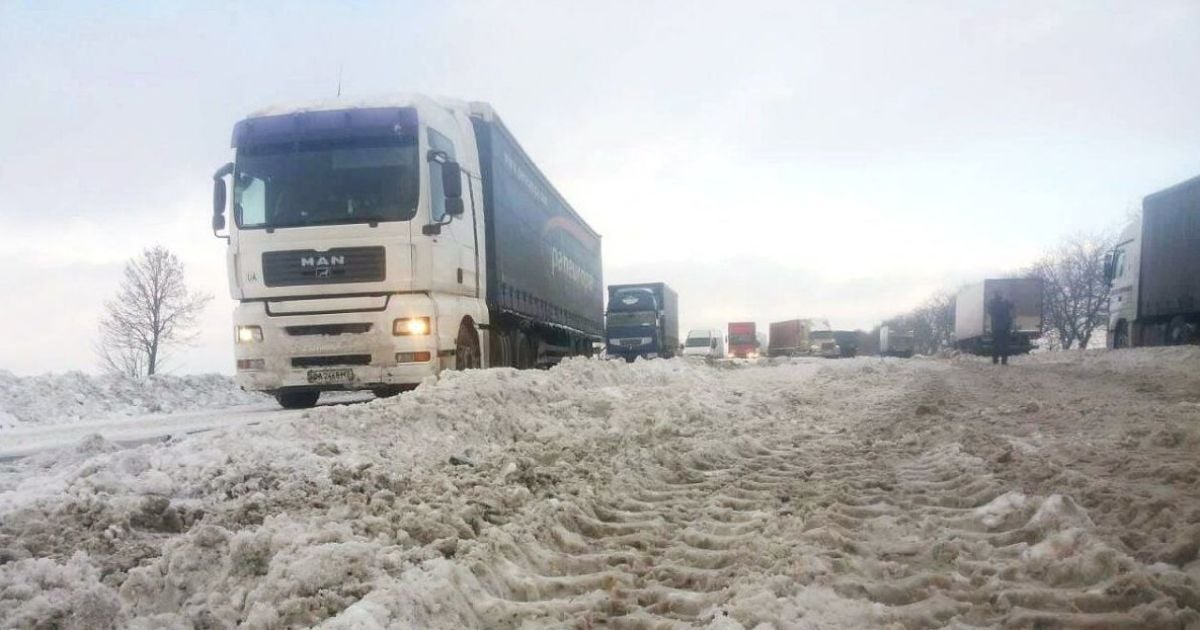 Снежные заносы на трассах расчистили, а на Закарпатье дороги перекрыты из-за паводков