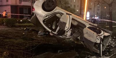 Смертельна автотроща: в центрі Києва іномарка влетіла у дерево, протаранила стовп і перекинулася