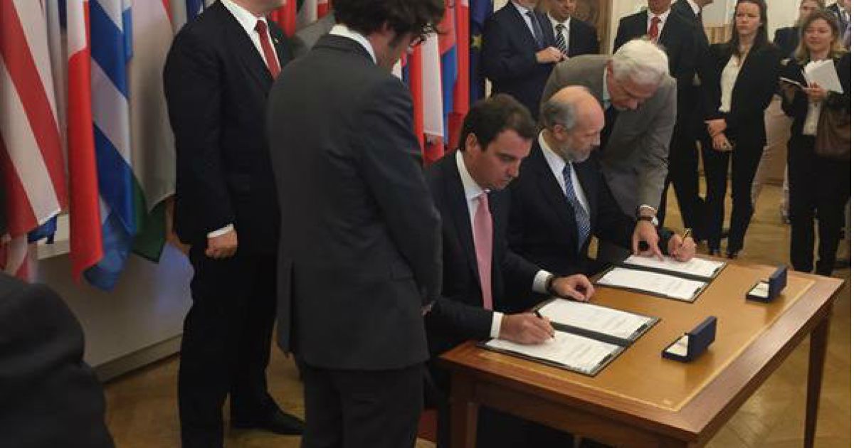 Момент підписання угоди.