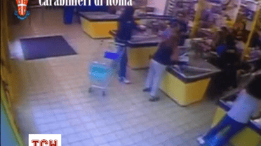 Злодій хотів пограбувати супермаркет, а отримав прочуханки