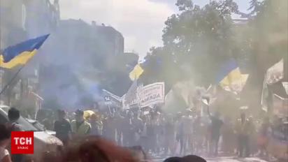 Митингующие зажгли файеры и дымовые шашки под Офисом президента