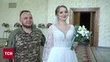 Зворушливо до сліз! У потрощеному вибухом РАЦСі Києва, попри все, одружують молодят!