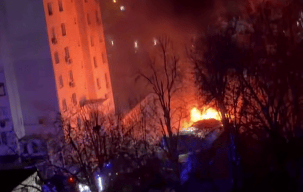 В Києві раптово загорілись автомобілі просто у дворі: перші подробиці (відео)