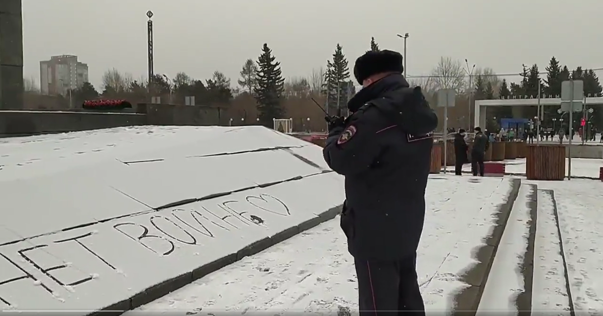 У Росії вперше оштрафували учасницю антивоєнного пікету за “дискредитацію” збройних сил РФ