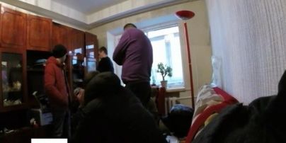У квартирі активіста Автомайдану слідчі військової прокуратури та СБУ провели обшук