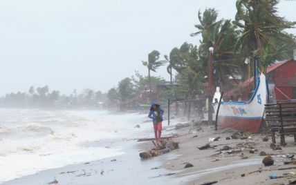 Швидкість вітру сягала 200 км/год.: на Філіппіни налетів потужний тайфун