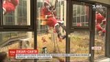 У Німеччині медики дитячої лікарні привітали своїх пацієнтів зі святами у костюмі Санти