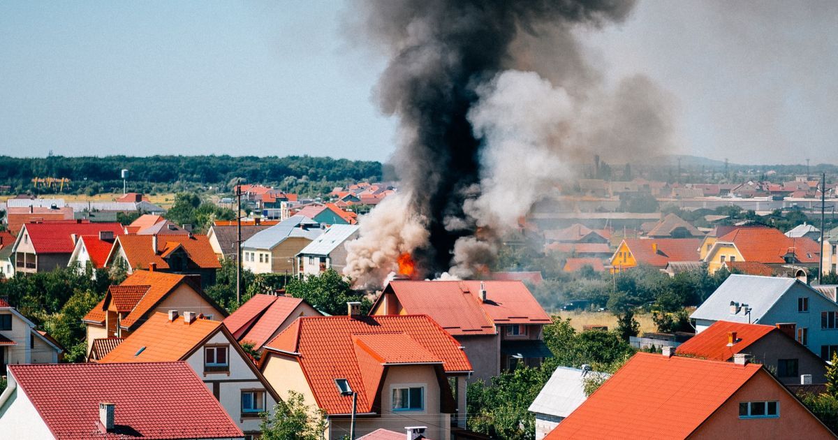 Дрон зняв на відео машстабну пожежу приватного маєтку під Ужгородом
