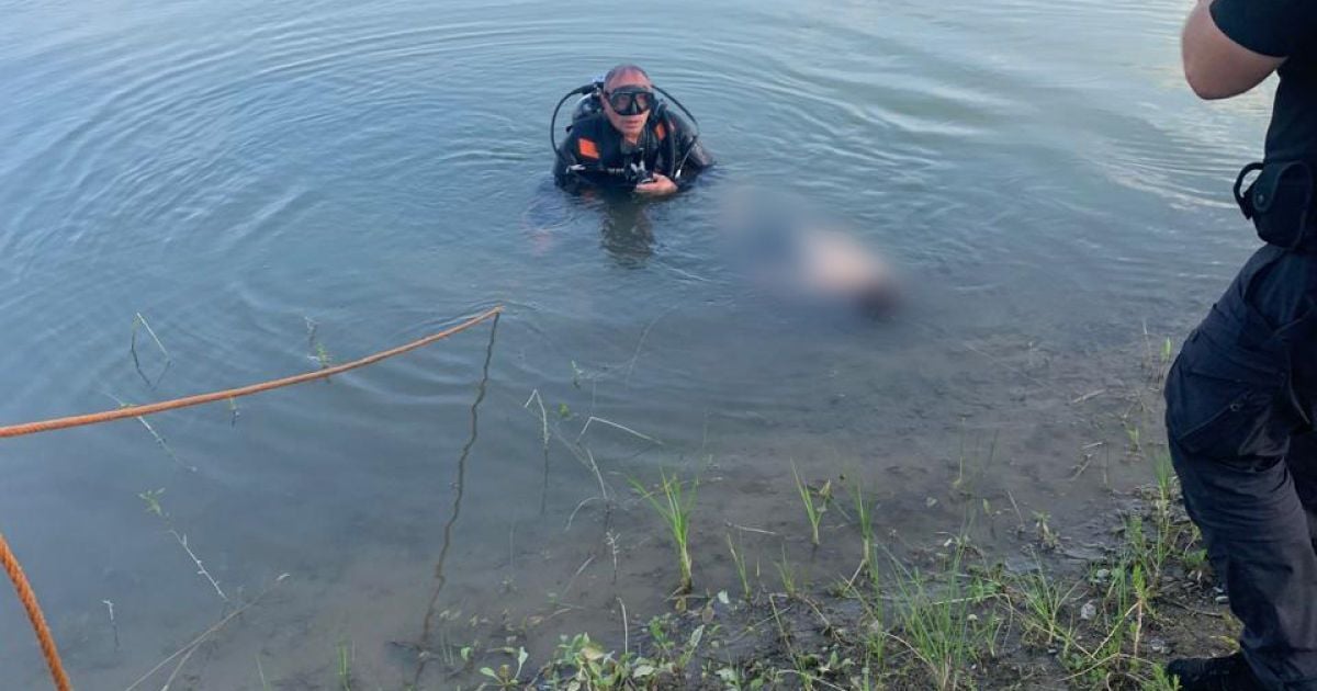 Водолазы достали тела парней