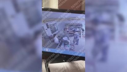 Під Києвом на АЗС чоловік у військовій формі дістав ніж та почав кидатись на касирку