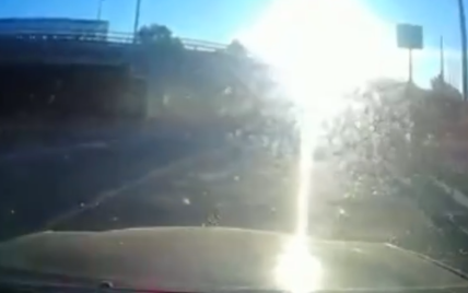Солнце заслепило глаза: в Киеве водитель сбил пешехода прямо на переходе (видео)