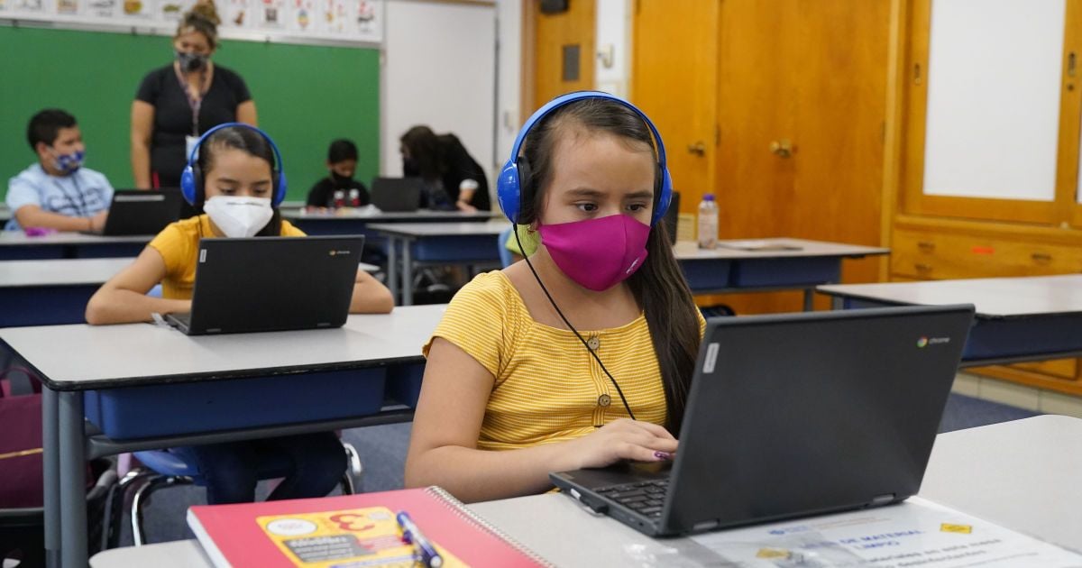 Без їдалень, обіймів і батьків у школах: як відновлюється навчання у різних країнах світу