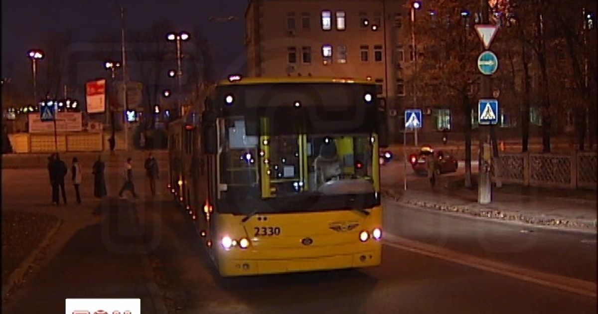 У Києві водій тролейбуса влаштував ДТП та обрив дротів, перетинаючи подвійну суцільну
