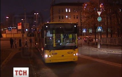 В Киеве водитель троллейбуса устроил ДТП и обрыв проводов, пересекая двойную сплошную