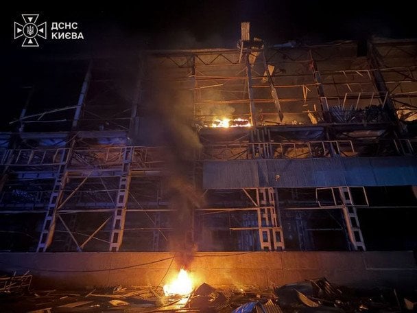 У Києві спалахнула двоповерхова будівля.