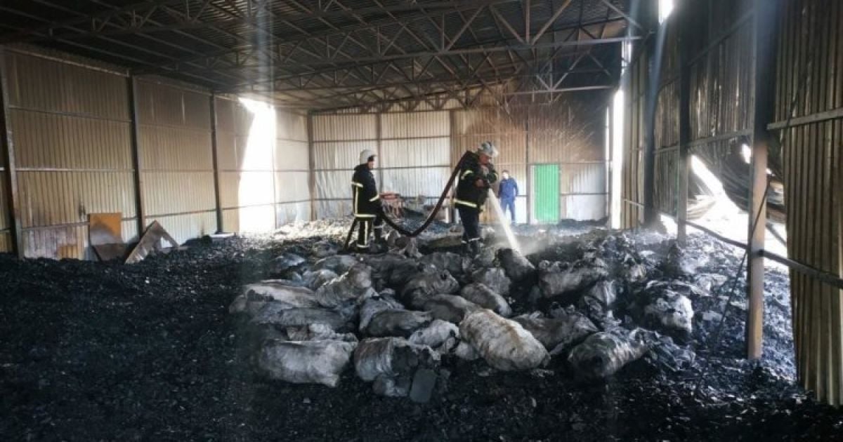 У Харківській області згорів склад із п’ятьма тоннами вугілля: з'явилось фото