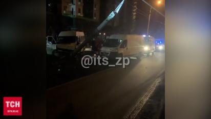 В Запорожье водитель маршрутки влетел в столб и скрылся с места ДТП