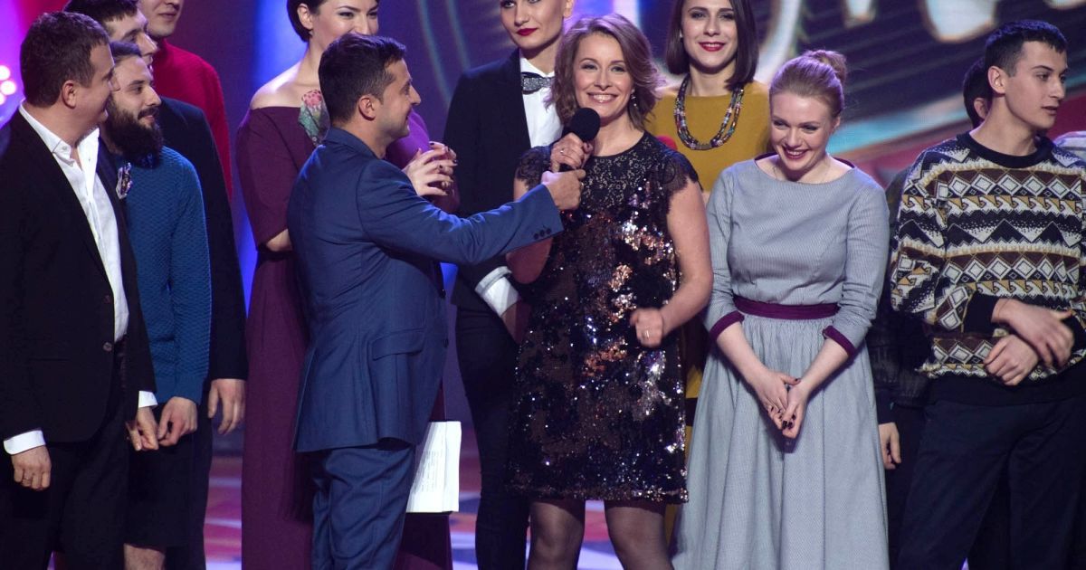 Зеленский на съемках "Лиги смеха" продемонстрировал акробатический трюк прямо на сцене