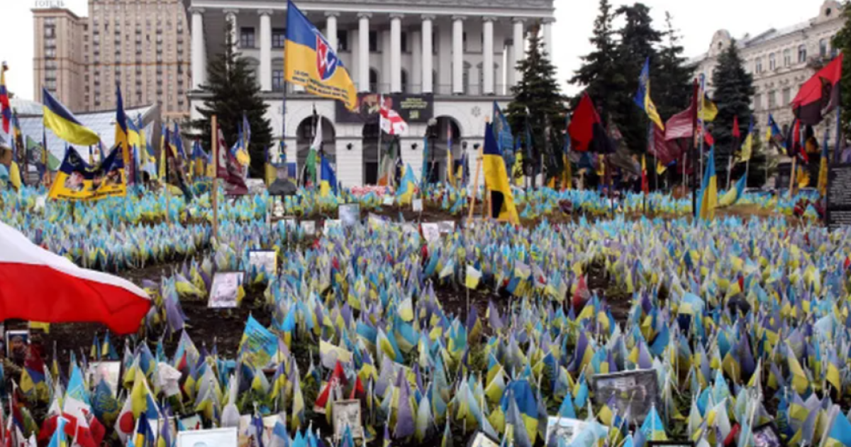 Флаги на Майдане Незалежности в честь погибших