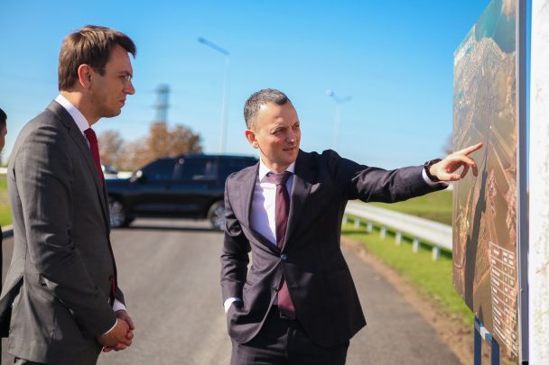 Міністр інфраструктури Володимир Омелян (ліворуч) і Юрій Голик під час огляду капітального ремонту окружної дороги навколо Дніпра