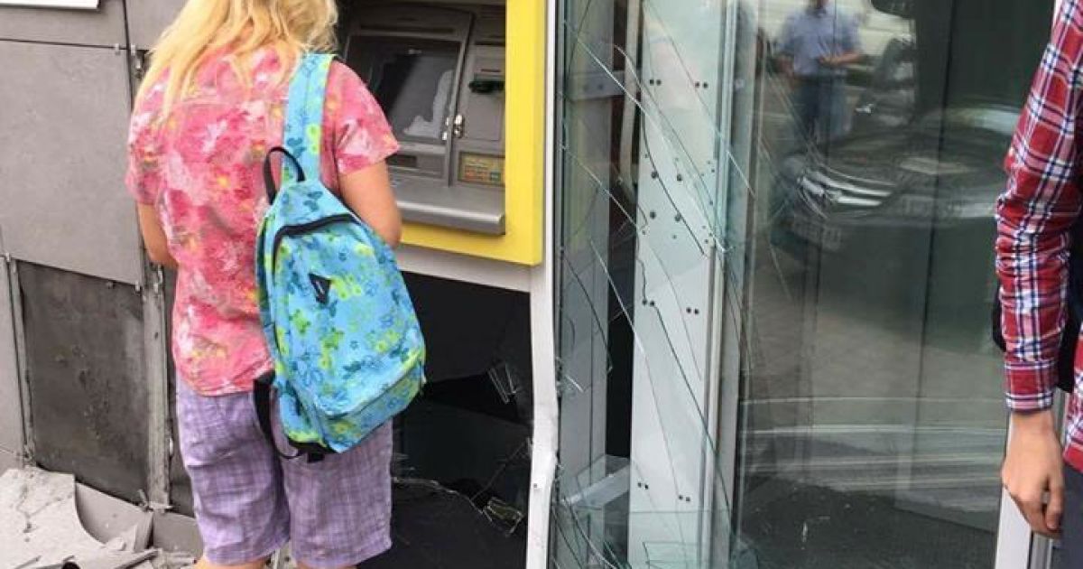 дівчина в'їхала у банкомат_1 / © Facebook/Киев автомобильный