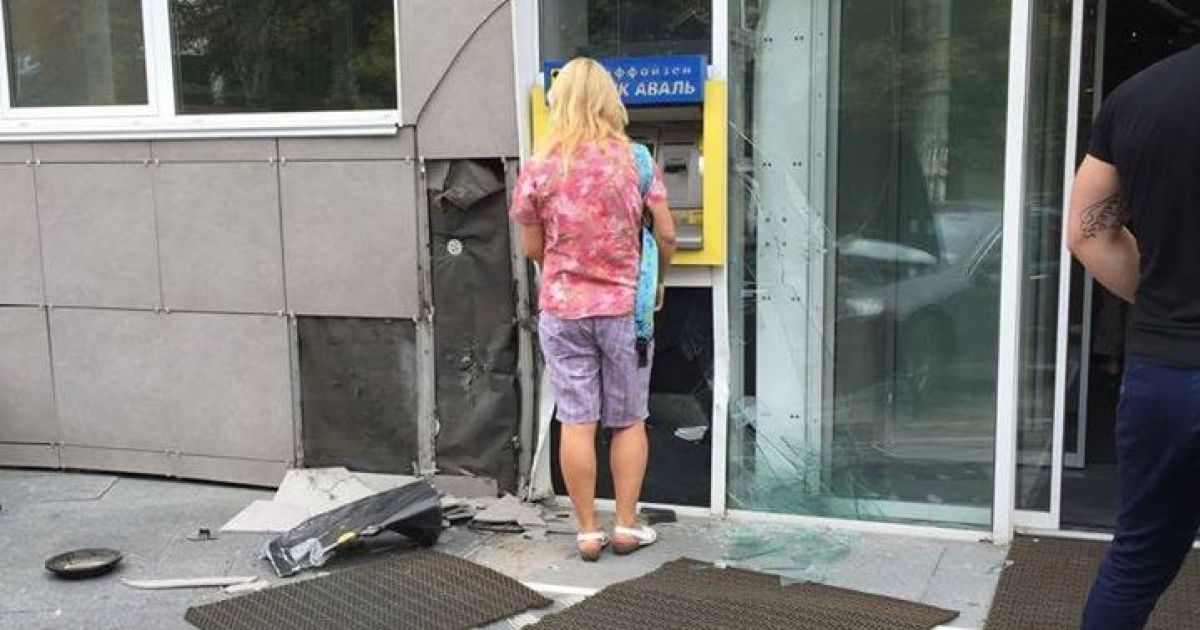 дівчина в'їхала у банкомат_3 / © Facebook/Киев автомобильный