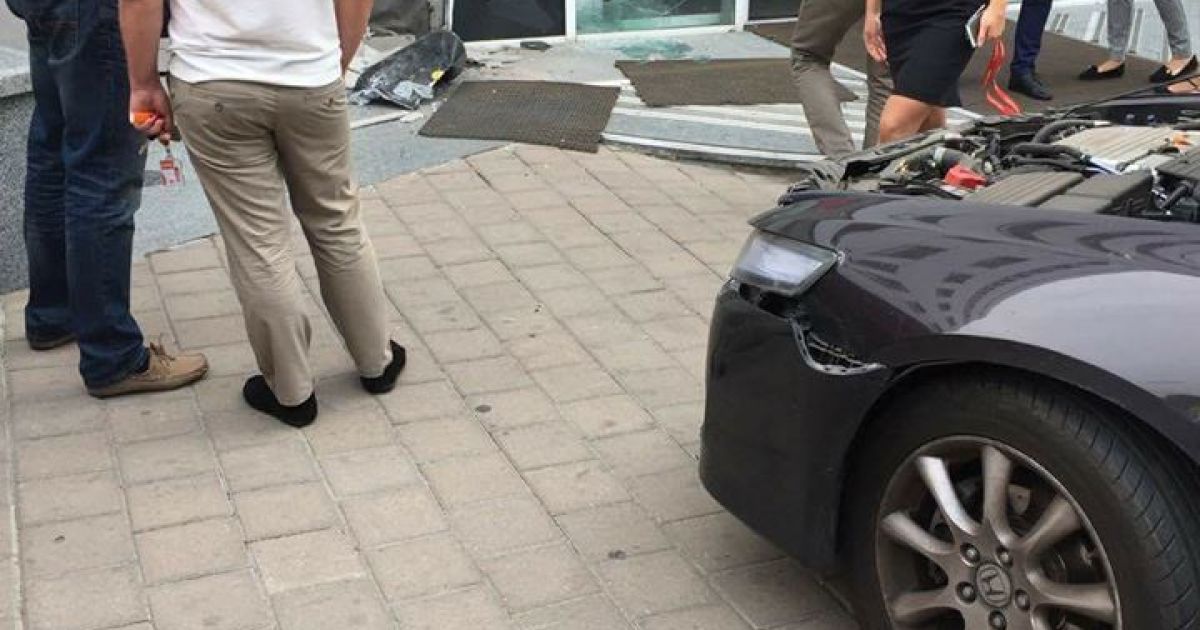 дівчина в'їхала у банкомат_4 / © Facebook/Киев автомобильный