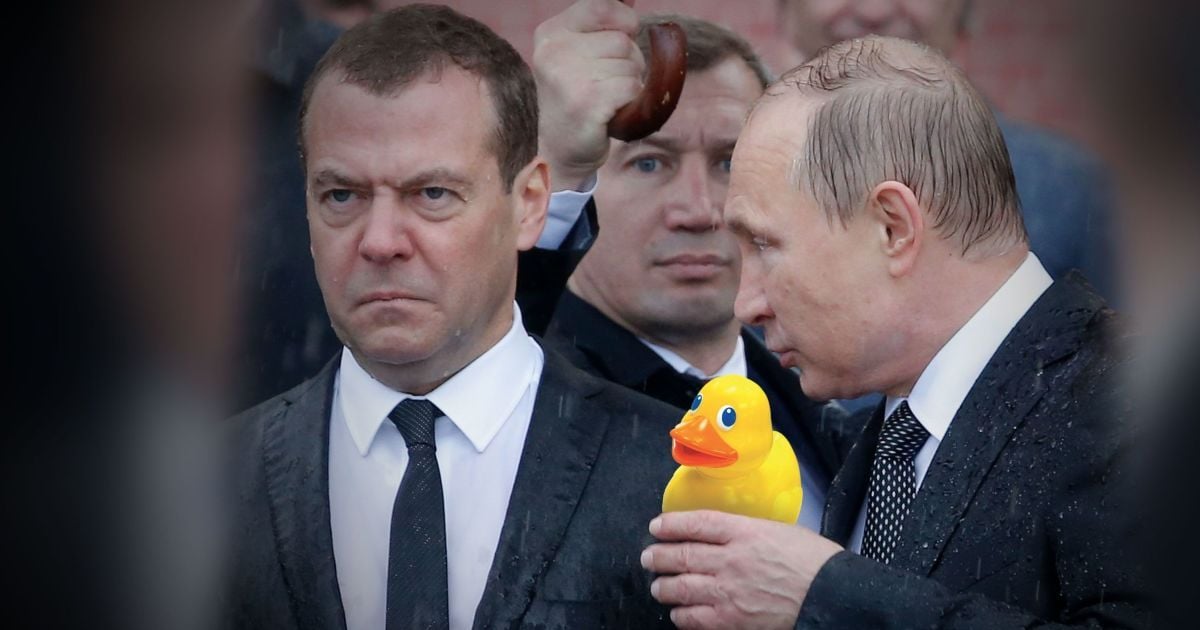 Уточку жалко. Как в Сети смеются над фото намокших Путина и Медведева