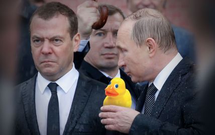 Уточку жалко. Как в Сети смеются над фото намокших Путина и Медведева