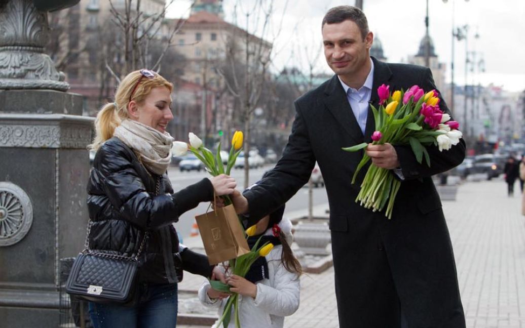Кличко роздав киянкам оберемок тюльпанів / © kiev.klichko.org