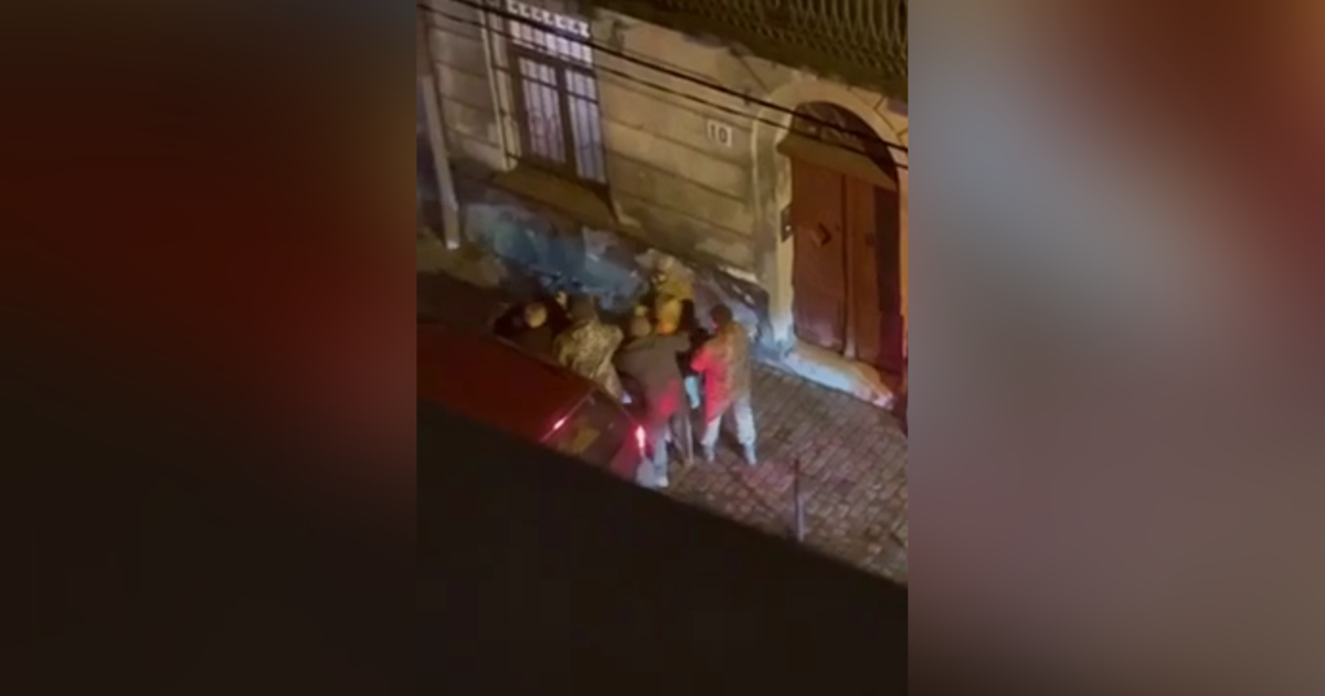 Во Львове люди в форме насильно засунули мужчину в авто: реакция ТЦК, видео