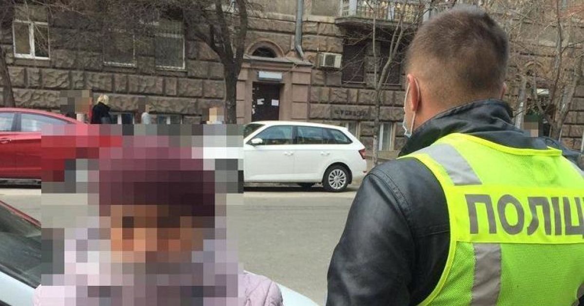 В Киеве мошенницы под видом соцработниц похитили у пенсионерки золотые украшения