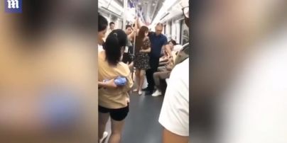 Китаец спас девушку от извращенца в метро, который заглядывал под юбку