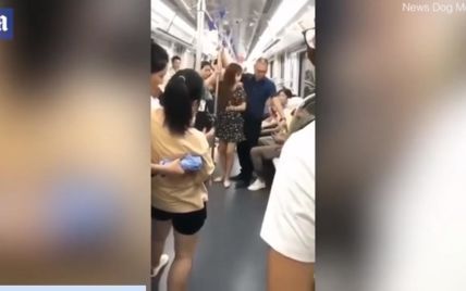 Китаец спас девушку от извращенца в метро, который заглядывал под юбку