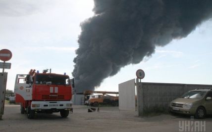 Пожарные "загнали" пламя на территорию нефтебазы под Васильковом - Турчинов