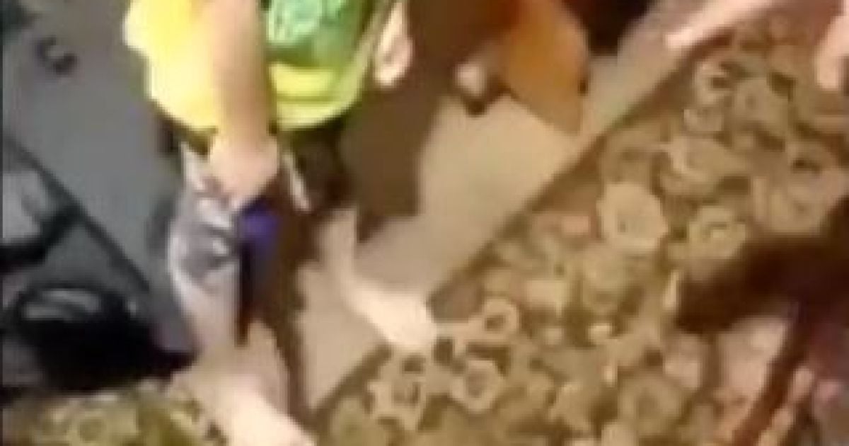 У Росії розгорівся скандал через дівчинку з ножем, яка намагалась захистити маму від п’яної компанії