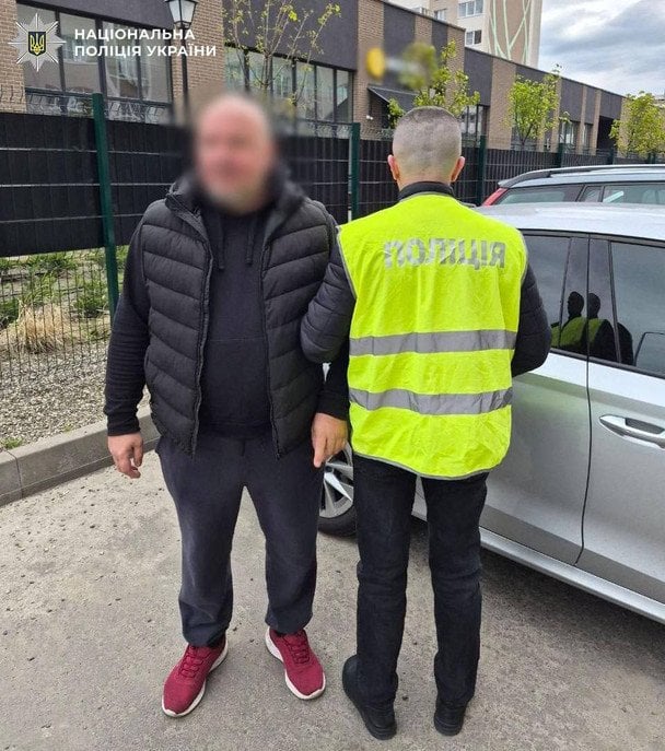 У Києві чоловік стріляв по жінці з дитиною: що про нього відомо (фото)