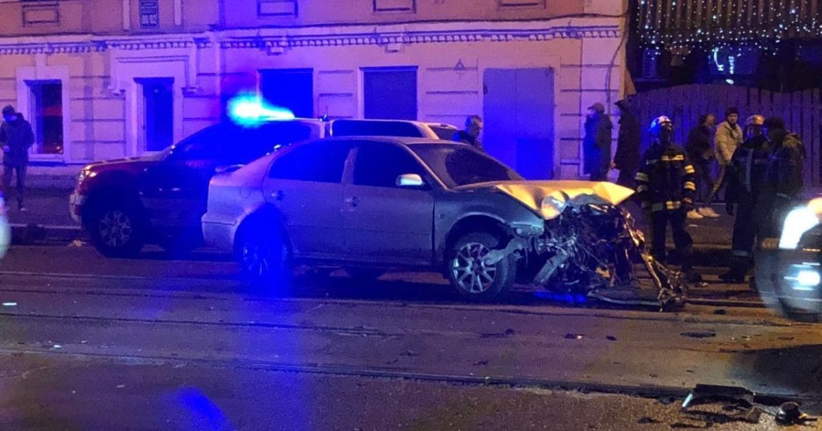У Харкові сталася серйозна ДТП за участю таксі: потерпілих діставали рятувальники