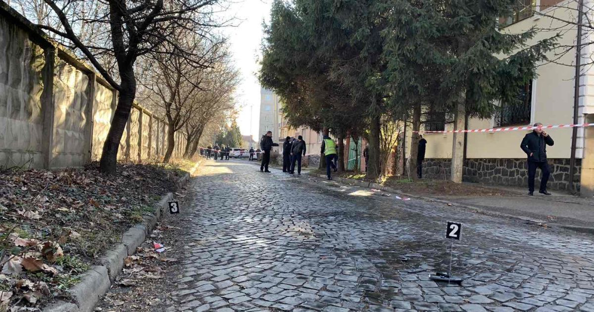 Правоохоронці кваліфікували стрілянину у Мукачеві як замах на подвійне вбивство