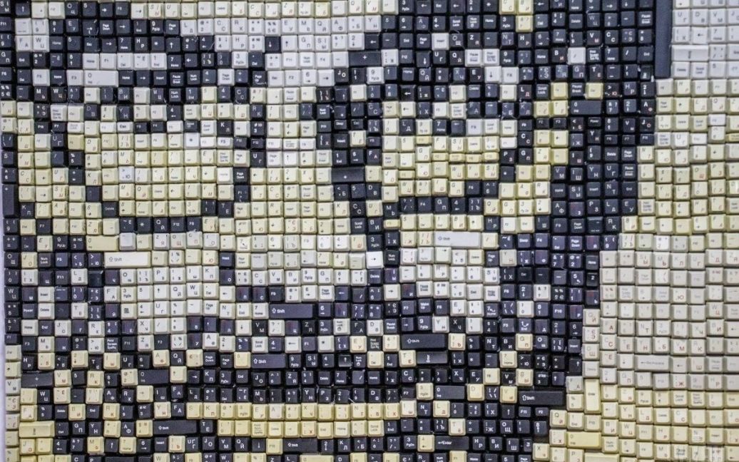 Студенты из Мариуполя создали портрет основателя Apple Стива Джобса с компьютерных клавиш, В картине зашифровано несколько слов: Apple, Steve Jobs и iPhone. / © УНИАН