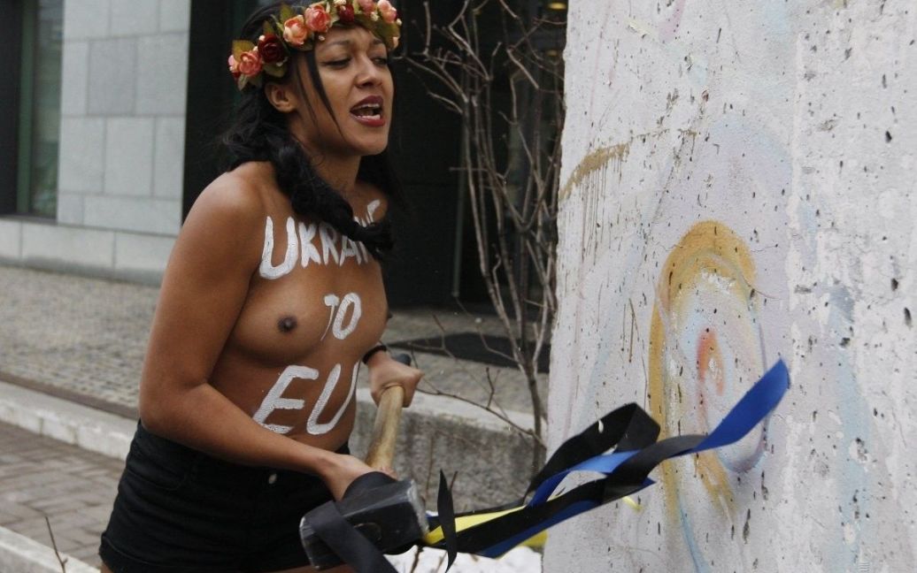 Акция FEMEN, приуроченная к саммиту Украина-ЕС, возле посольства Германии в Киеве. / © УНИАН